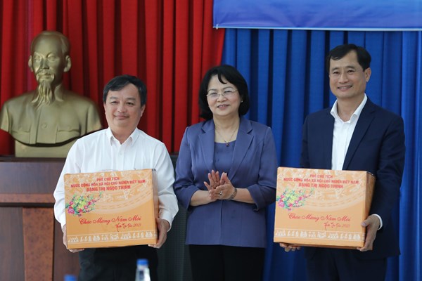 Phó Chủ tịch nước đến thăm người lao động tại nhà máy sữa 4.0 của Vinamilk trước thềm Tết Tân Sửu - Anh 6