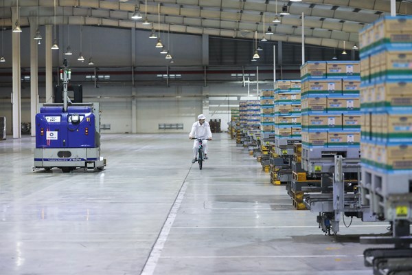 Phó Chủ tịch nước đến thăm người lao động tại nhà máy sữa 4.0 của Vinamilk trước thềm Tết Tân Sửu - Anh 7