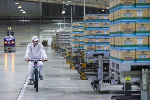Phó Chủ tịch nước đến thăm người lao động tại nhà máy sữa 4.0 của Vinamilk trước thềm Tết Tân Sửu - Anh 8