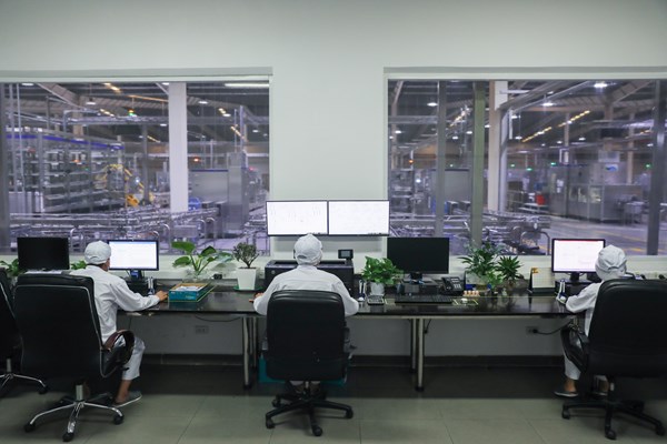 Phó Chủ tịch nước đến thăm người lao động tại nhà máy sữa 4.0 của Vinamilk trước thềm Tết Tân Sửu - Anh 9