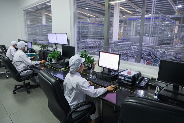 Phó Chủ tịch nước đến thăm người lao động tại nhà máy sữa 4.0 của Vinamilk trước thềm Tết Tân Sửu - Anh 10