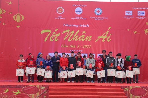 Vietjet và “Tết Nhân ái” đến với bà con ở Si Ma Cai - Anh 1