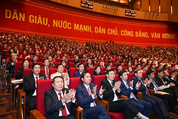 Các đại biểu thảo luận các văn kiện Đại hội XIII - Anh 2