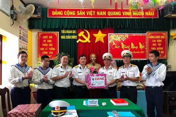 Quà Xuân từ đất liền đã đến nhà giàn DK1 - Anh 1
