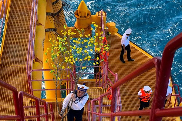 Quà Xuân từ đất liền đã đến nhà giàn DK1 - Anh 3