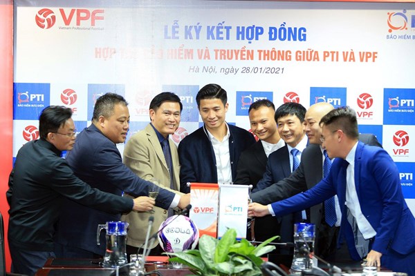 Trang bị bảo hiểm cho gần 900 cầu thủ và trọng tài - Anh 2