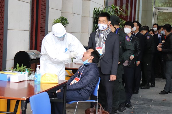 Xét nghiệm Covid-19 lần 3 cho phóng viên, nhân viên phục vụ tại Đại hội XIII của Đảng - Anh 2
