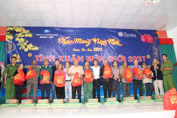 Văn Hóa trao quà Tết cho bà con xã Bù Gia Mập - Anh 1