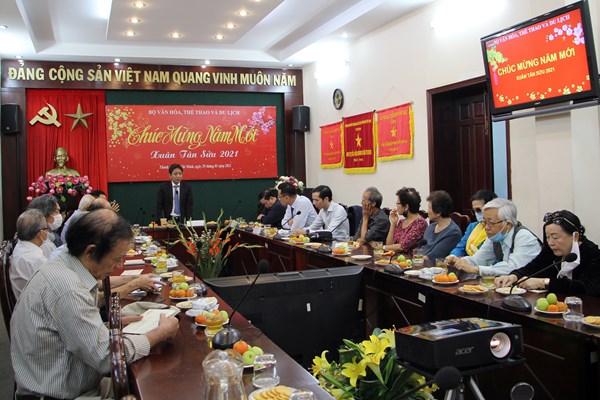 Bộ VHTTDL họp mặt chúc Tết cán bộ hưu trí và các văn nghệ sĩ, nhà giáo lão thành tại TP.HCM - Anh 2