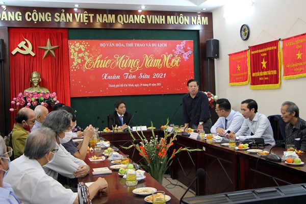 Bộ VHTTDL họp mặt chúc Tết cán bộ hưu trí và các văn nghệ sĩ, nhà giáo lão thành tại TP.HCM - Anh 4