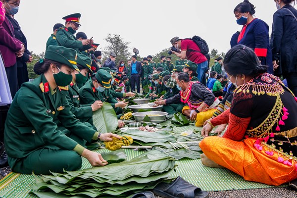 Gói bánh chưng xanh cùng người nghèo ăn Tết - Anh 3