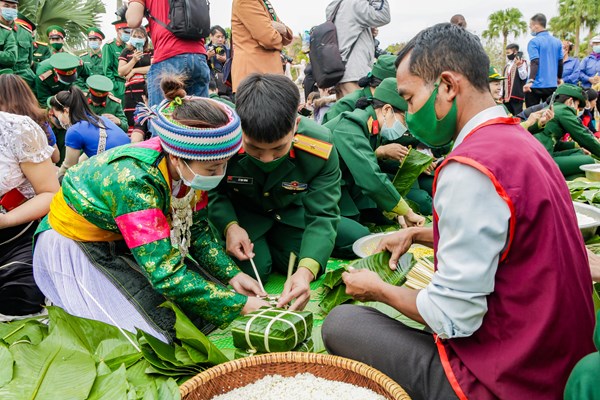 Gói bánh chưng xanh cùng người nghèo ăn Tết - Anh 2