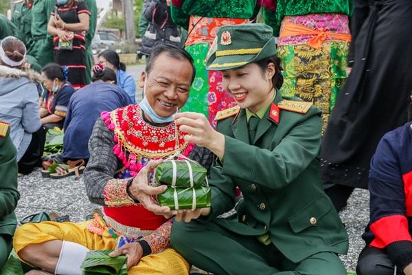 Gói bánh chưng xanh cùng người nghèo ăn Tết - Anh 4
