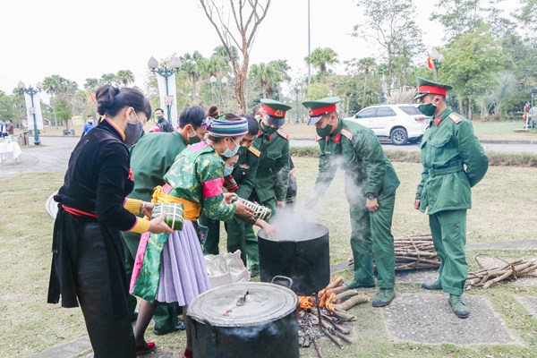 Gói bánh chưng xanh cùng người nghèo ăn Tết - Anh 1