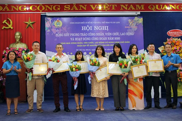 Công đoàn khối cơ sở Bộ VHTTDL tặng quà hỗ trợ người lao động hoàn cảnh khó khăn - Anh 2