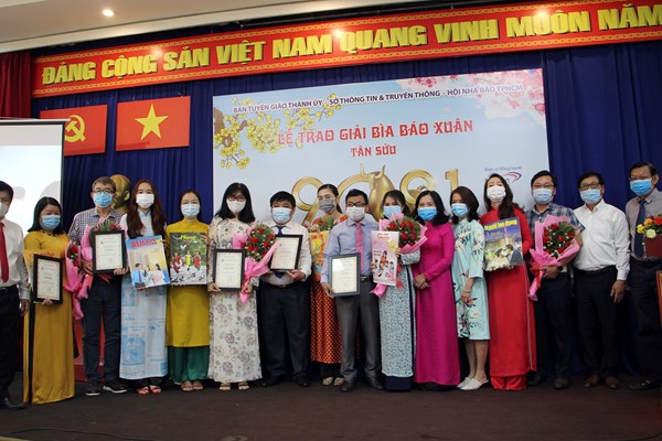 Trưng bày - bán báo Xuân gây quỹ từ thiện tại Đường sách TP.HCM - Anh 2
