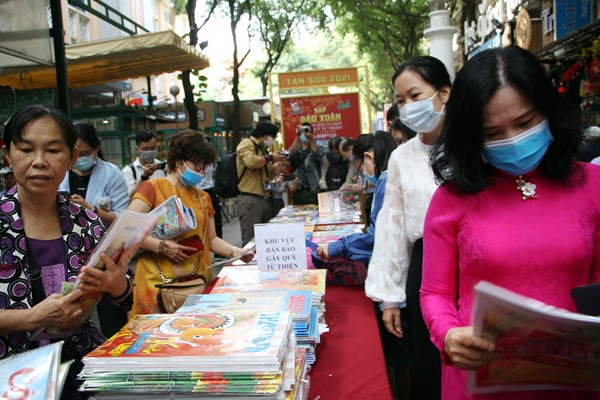 Trưng bày - bán báo Xuân gây quỹ từ thiện tại Đường sách TP.HCM - Anh 1