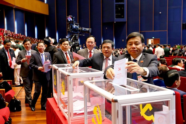 Các đại biểu bỏ phiếu bầu Ban Chấp hành Trung ương khoá XIII - Anh 3