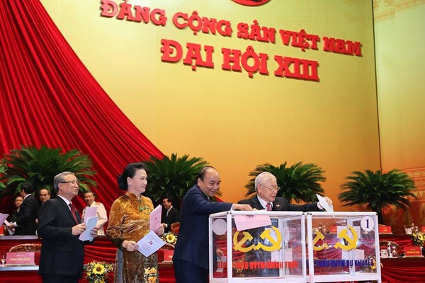 Các đại biểu bỏ phiếu bầu Ban Chấp hành Trung ương khoá XIII - Anh 1