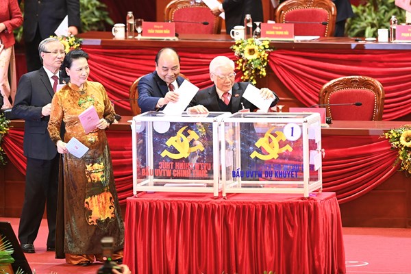 Các đại biểu bỏ phiếu bầu Ban Chấp hành Trung ương khoá XIII - Anh 2