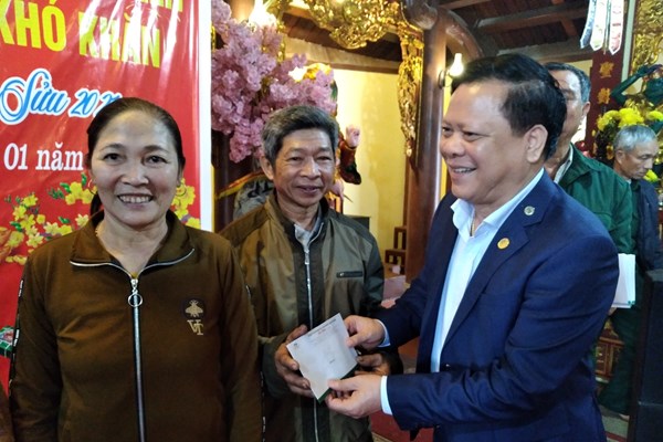 Trao tặng quà Tết, nhà tình nghĩa cho người nghèo - Anh 1