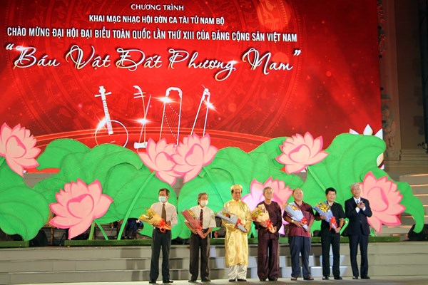 Hoành tráng đêm nhạc hội Đờn ca tài tử Nam Bộ chào mừng Đại hội Đảng - Anh 10