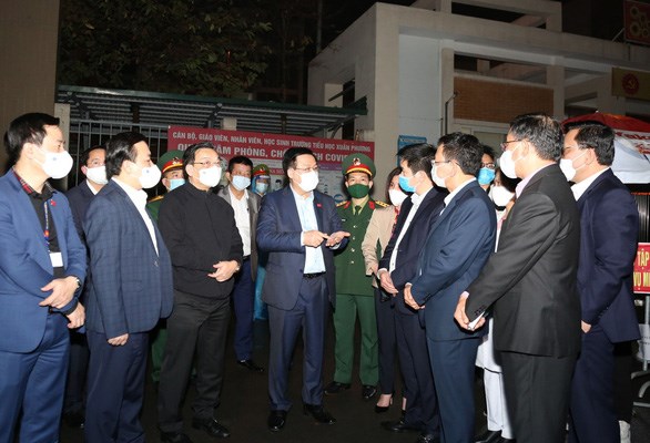 Bí thư Thành uỷ Hà Nội kiểm tra điểm cách ly Trường Tiểu học Xuân Phương và tặng quà cho giáo viên, học sinh - Anh 1