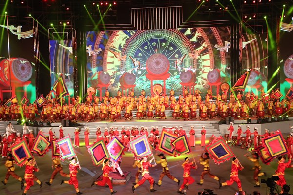 Chương trình nghệ thuật “Khát vọng- Tỏa sáng”: Rạng rỡ hồn thiêng sông núi - Anh 10