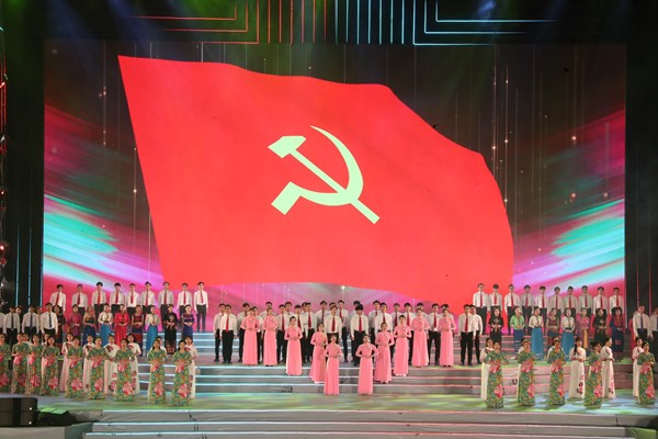 Chương trình nghệ thuật “Khát vọng- Tỏa sáng”: Rạng rỡ hồn thiêng sông núi - Anh 7