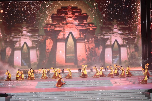 Chương trình nghệ thuật “Khát vọng- Tỏa sáng”: Rạng rỡ hồn thiêng sông núi - Anh 20
