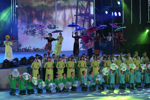 Chương trình nghệ thuật “Khát vọng- Tỏa sáng”: Rạng rỡ hồn thiêng sông núi - Anh 12