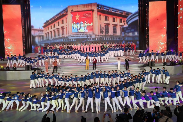 Chương trình nghệ thuật “Khát vọng- Tỏa sáng”: Rạng rỡ hồn thiêng sông núi - Anh 11