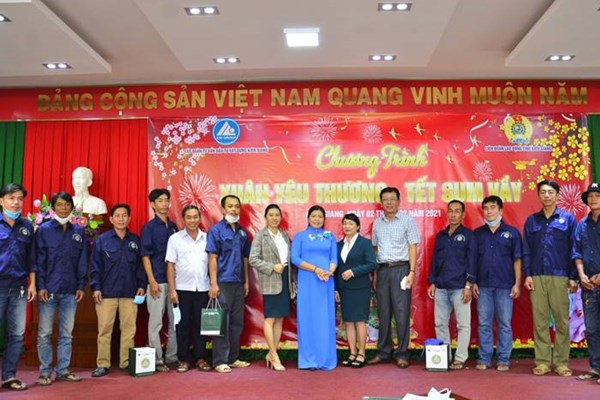 Kiên Giang trao quà Tết “Xuân yêu thương - Tết sum vầy” - Anh 1