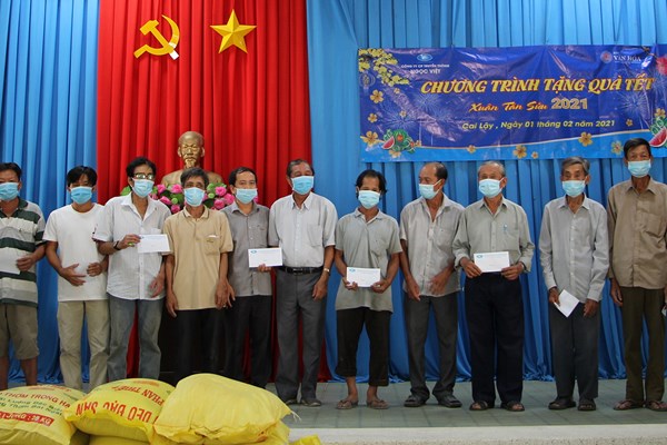Mang Tết ấm áp đến bà con nghèo ở Hiệp Đức - Anh 1