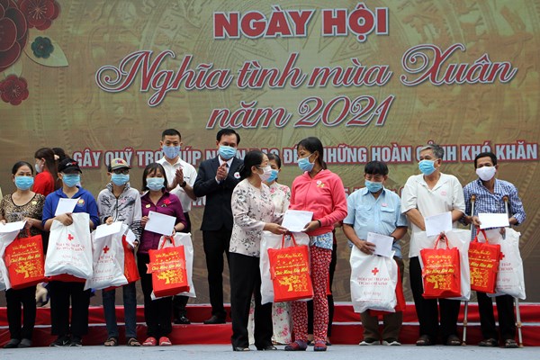Ấm áp ngày hội “Nghĩa tình mùa xuân” 2021 - Anh 1