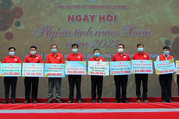 Ấm áp ngày hội “Nghĩa tình mùa xuân” 2021 - Anh 2