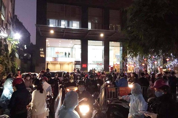 Hà Nội: Thêm hai bệnh nhân dương tính với SARS-CoV-2, phong tỏa 2 tòa nhà - Anh 1