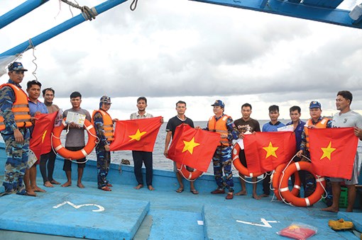 Màu cờ Tổ quốc giữa khơi xa - Anh 2
