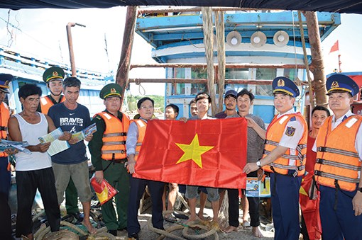 Màu cờ Tổ quốc giữa khơi xa - Anh 1
