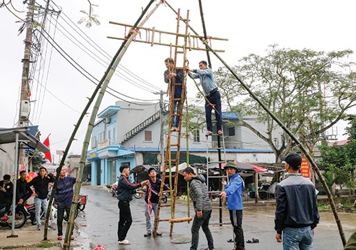 Chơi đu bay bổng ngày Xuân… - Anh 2