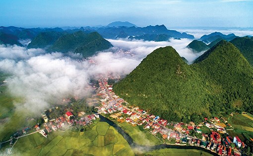 Ôi còn đâu đây sắc chàm pha màu gió - Anh 2
