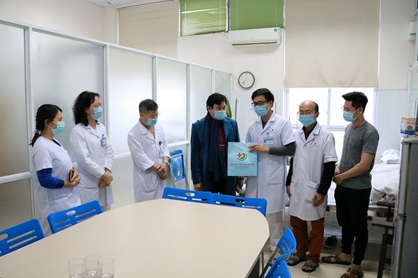 Ấm lòng người bệnh ăn Tết ở bệnh viện - Anh 2