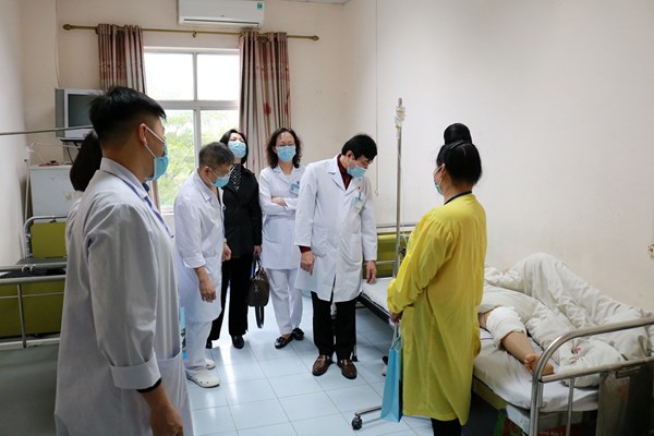 Ấm lòng người bệnh ăn Tết ở bệnh viện - Anh 1