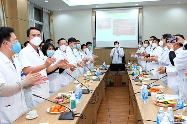 Từ tâm dịch, các y, bác sĩ hát vang bài ca “Như có Bác Hồ trong ngày vui đại thắng” trong đêm Giao thừa - Anh 1