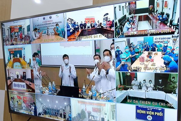 Từ tâm dịch, các y, bác sĩ hát vang bài ca “Như có Bác Hồ trong ngày vui đại thắng” trong đêm Giao thừa - Anh 2
