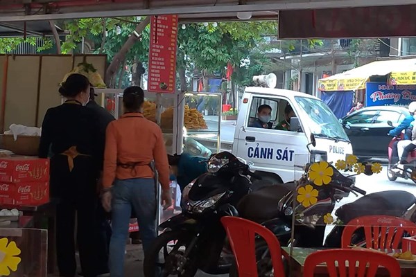 Hà Nội: Nhắc nhở, lập biên bản các hàng quán cố tình mở cửa - Anh 1