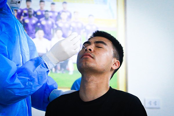 Dàn sao CLB Hà Nội và HAGL xét nghiệm Covid ngày đầu tập trung - Anh 1