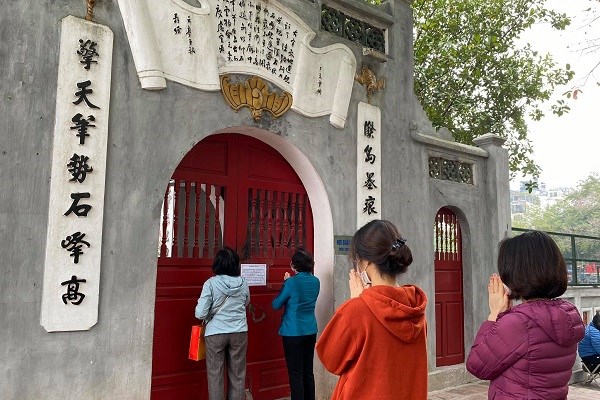 Đình, chùa, di tích đóng cửa, người dân vái vọng từ bên ngoài - Anh 6