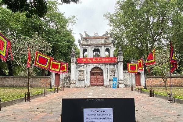 Đình, chùa, di tích đóng cửa, người dân vái vọng từ bên ngoài - Anh 2