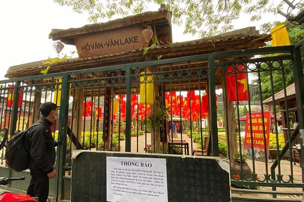 Đình, chùa, di tích đóng cửa, người dân vái vọng từ bên ngoài - Anh 3